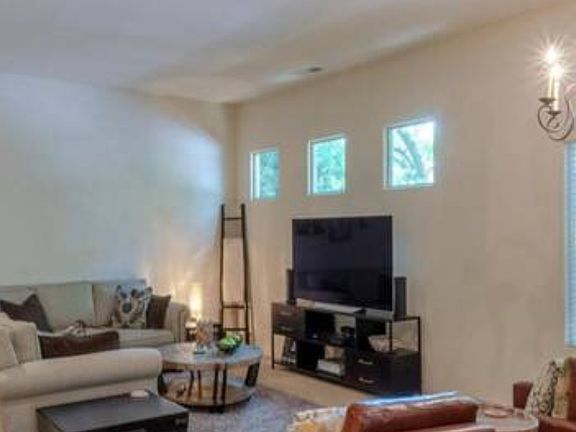 2nd image of 904 Sierra Park Ln