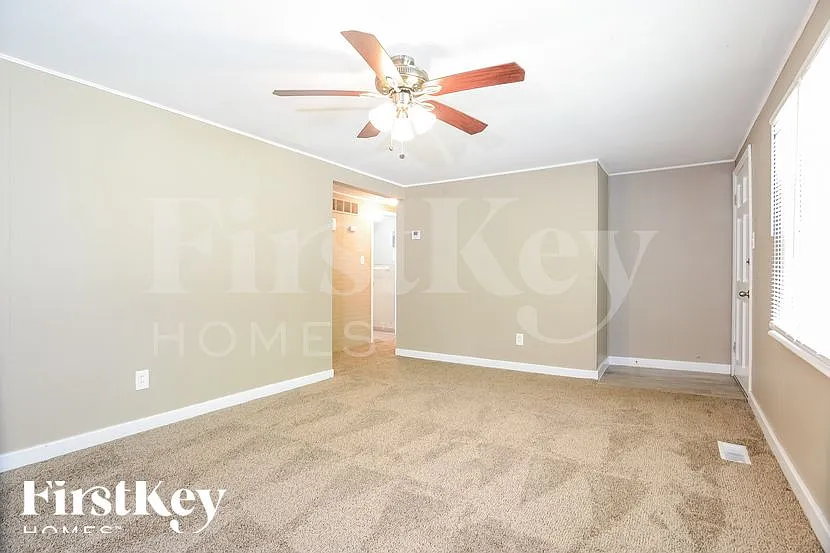 3 bed, 1.0 bath, 1008 sqft, $1,685 — Photo 3