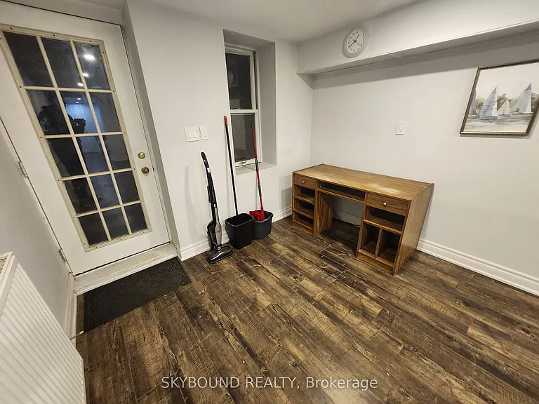 134 Glenwood Cres #2 — Photo 2
