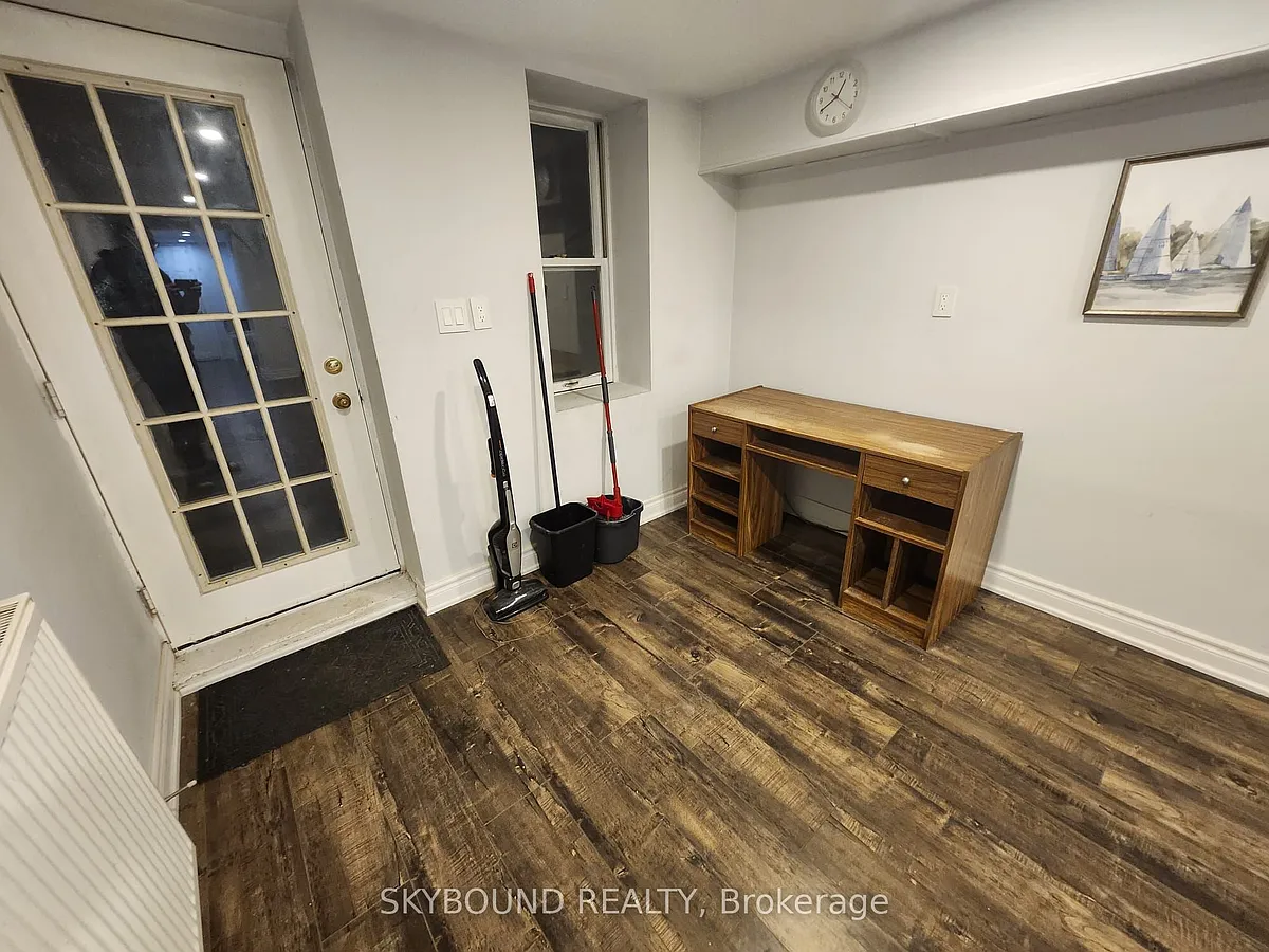 Building Photo - 134 Glenwood Cres #2