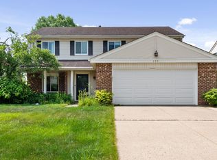 135 Lilac Ln, Buffalo Grove, IL 60089