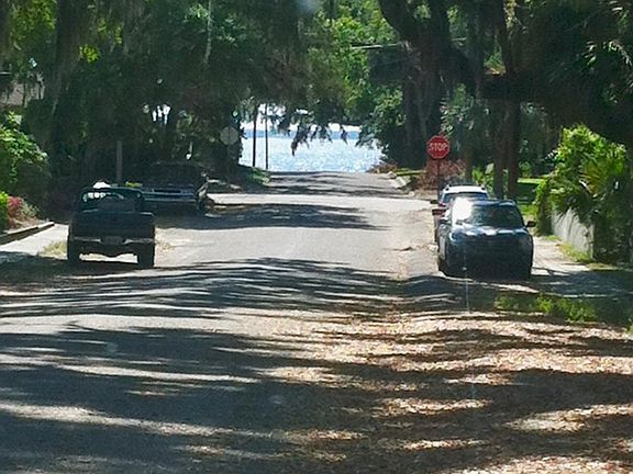 2 blocks from bay/marina in historic cove area