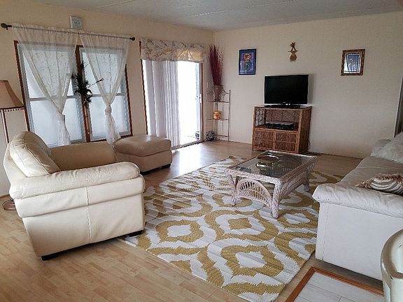 Big, beautiful livingroom 