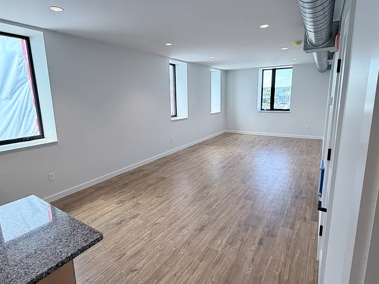 345 Main St — Photo 3