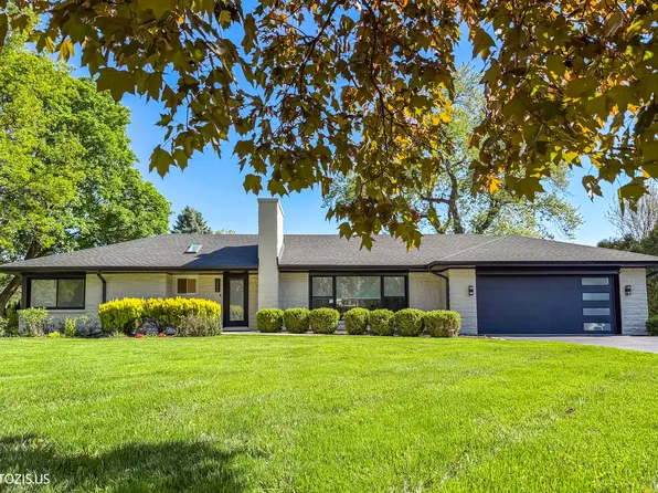 302 Goodridge Ter, Roselle, IL 60172