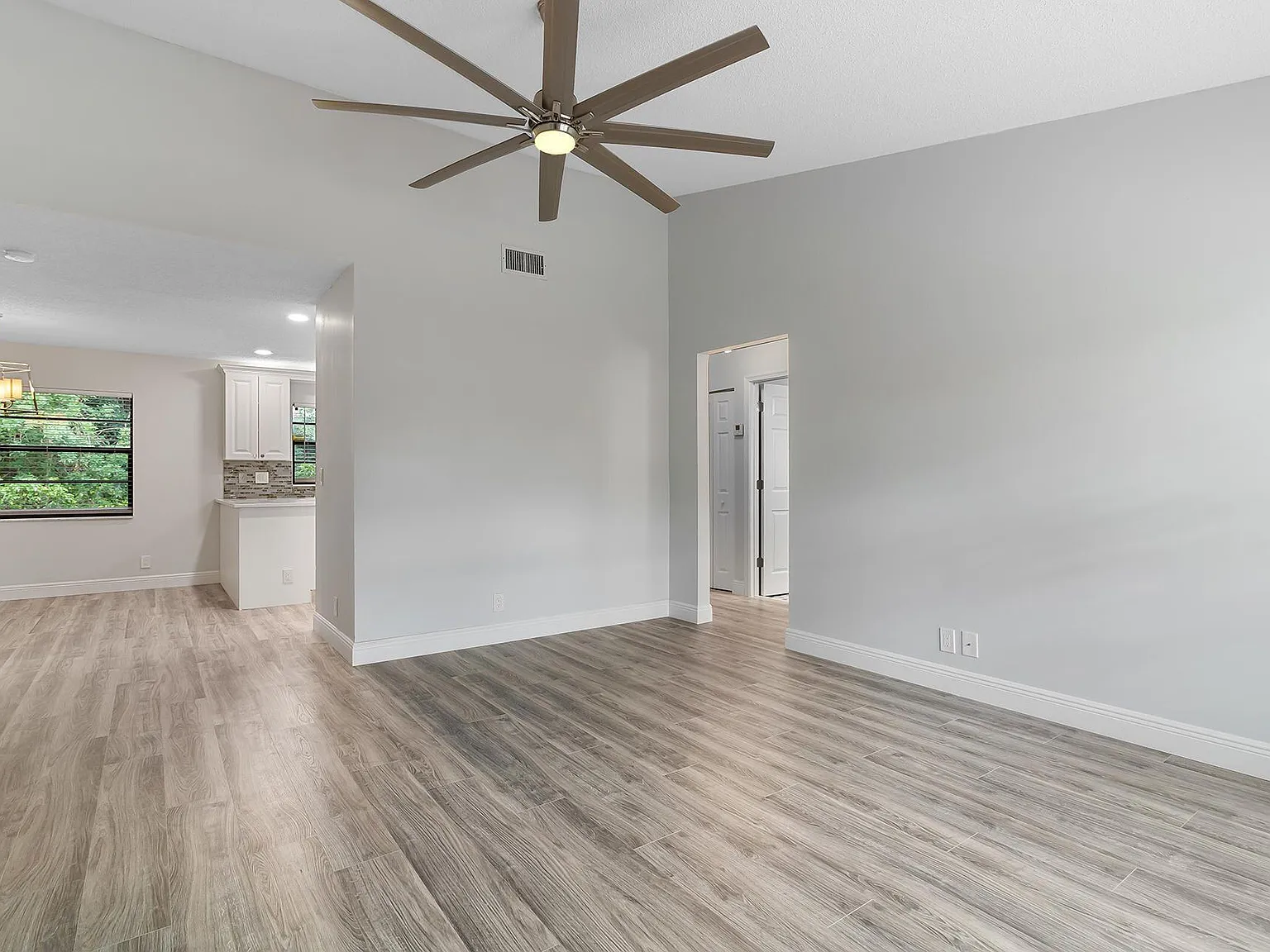 3 bed, 2.0 bath, 1187 sqft, $2,700 — Photo 4
