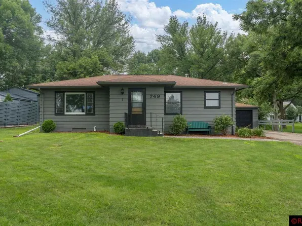 749 E Blue Earth St, Lake Crystal, MN 56055