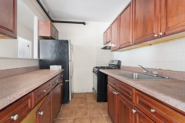 Rented by Safdie Realty Group | media 4