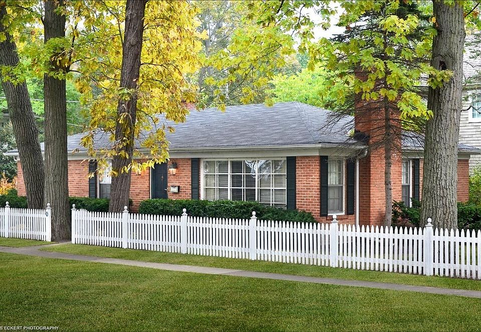 For Sale: 555 Moffett Road, Lake Bluff, IL 60044