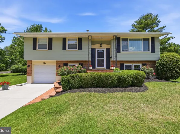 2 Carriage Ln, Marlton, NJ 08053