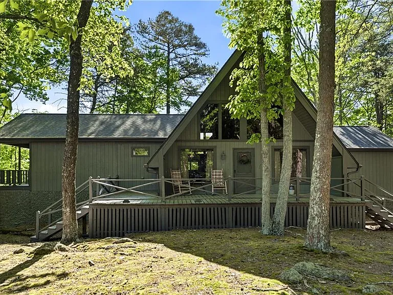 114 Cherokee Dr S — Photo 2