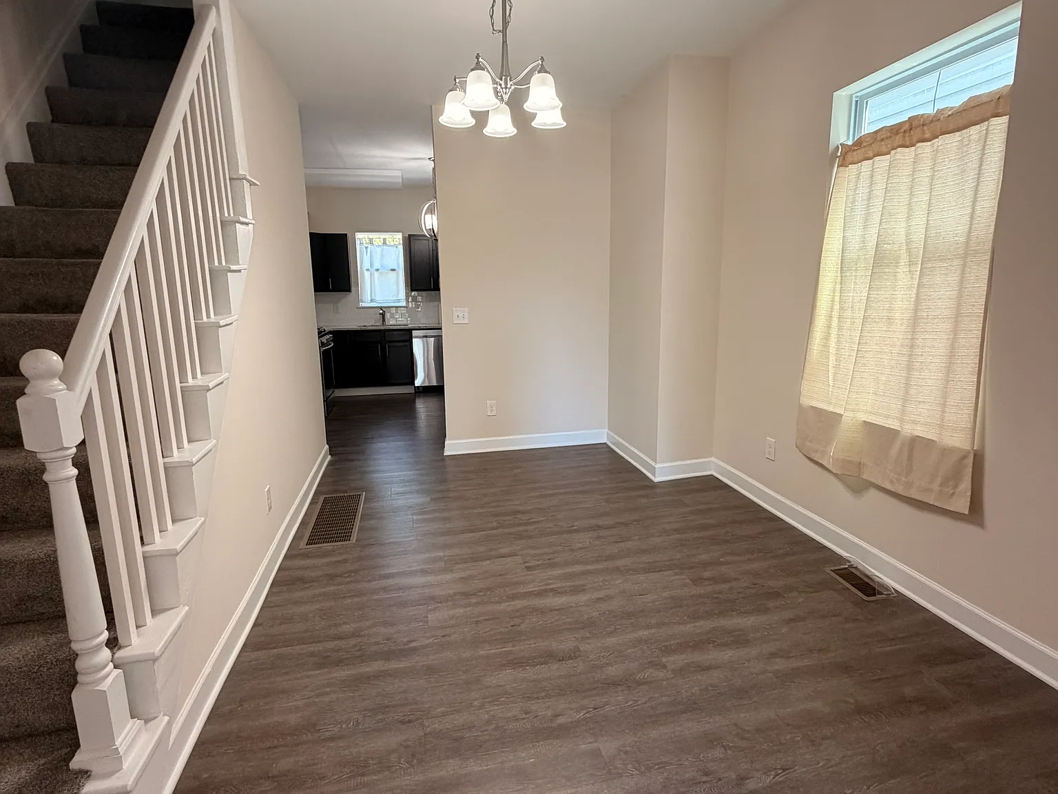 3 bed, 1100 sqft, $1,650 — Photo 2