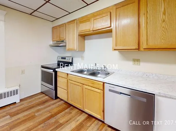79 4th St APT 3, Bangor, ME 04401