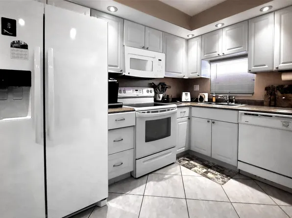 9823 S Hollybrook Lake Drive #205, Pembroke Pines, FL 33025