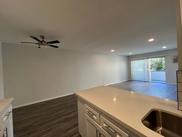1635 North Martel Avenue — Photo 13