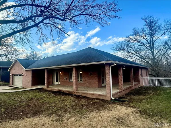 203 Lakeside Dr, Bethalto, IL 62010