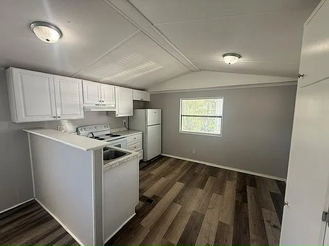 2 bed, 576 sqft, $1,325 — Photo 2