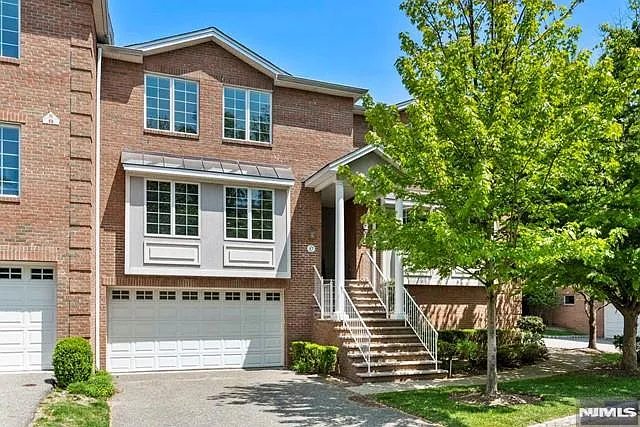 17 Skymark Ct