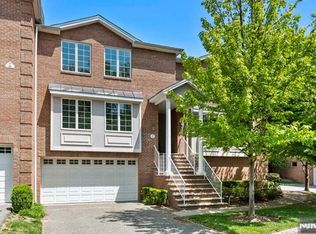 17 Skymark Ct, Saddle River, NJ 07458