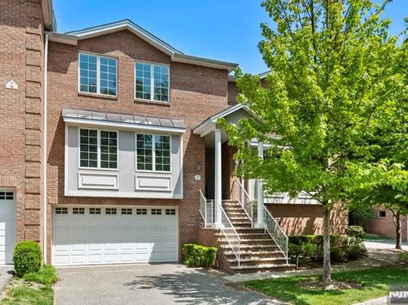 17 Skymark Ct, Saddle River, NJ 07458