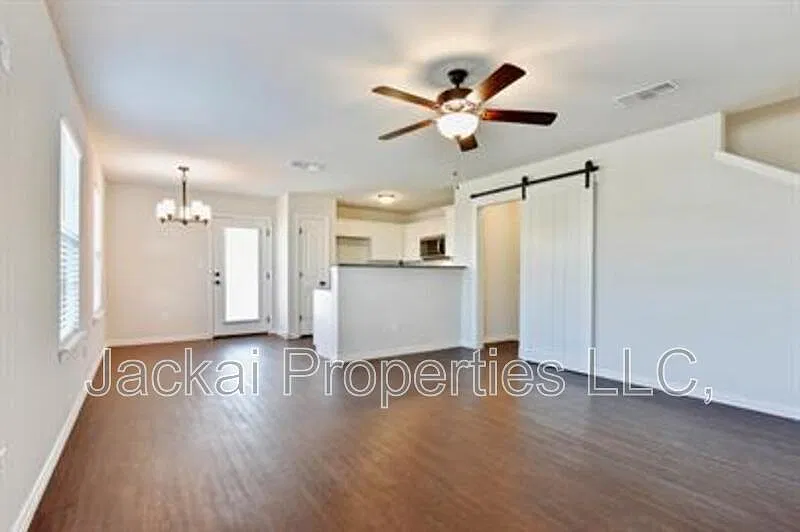 3 bed, 2.5 bath, $1,395 — Photo 2