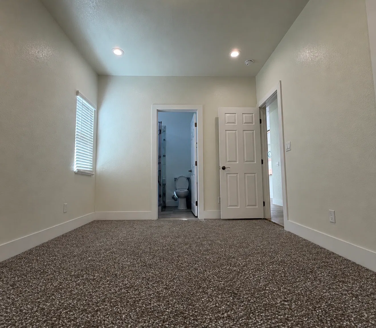 2 bed, 950 sqft, $3,500 — Photo 2