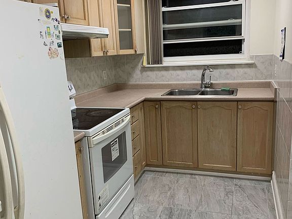 4th image of 44 Strathavon Dr