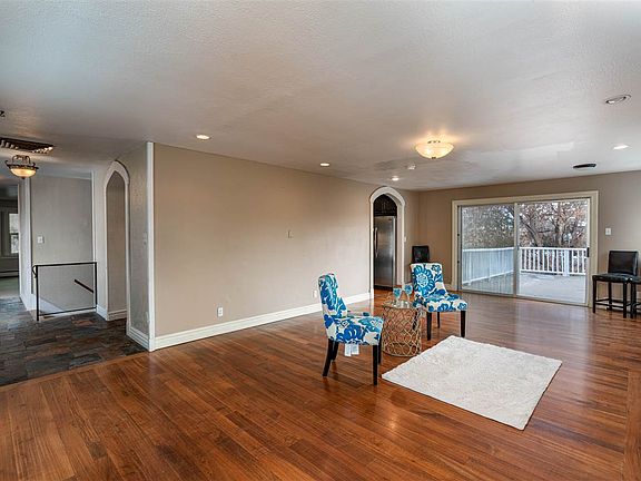 4th image of 662 Round Hill Dr