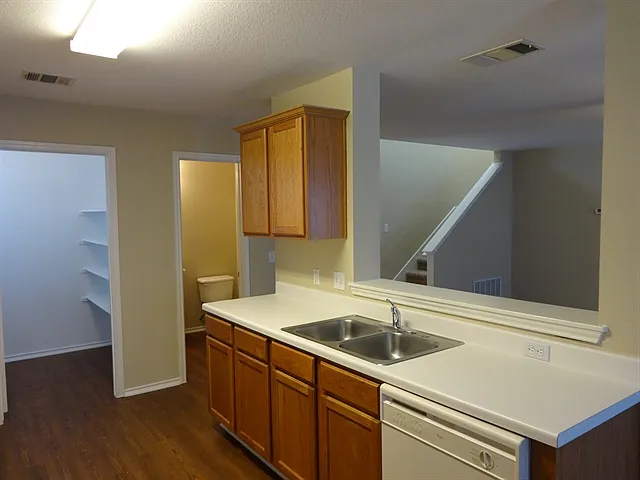 4 bed, 2.5 bath, 1982 sqft, $2,040 — Photo 4
