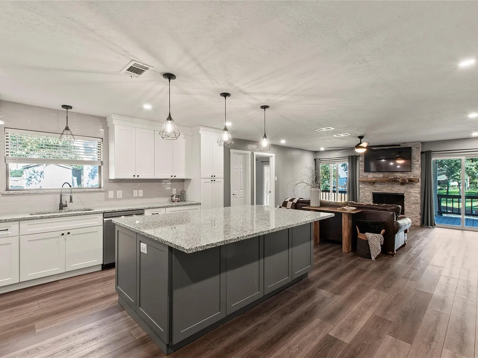3 bed, 2.0 bath, 1342 sqft, $2,500 — Photo 2