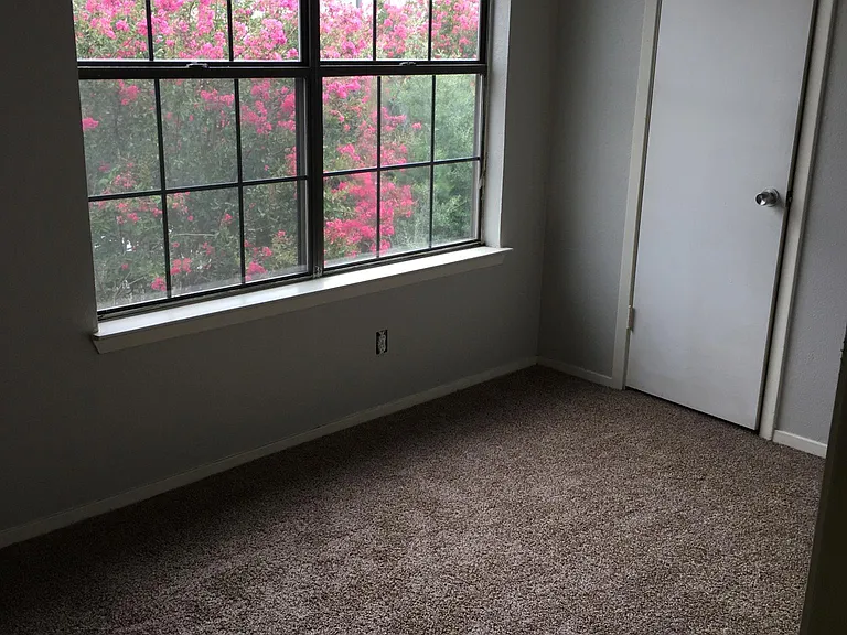 624 W Collins St #624 — Photo 3