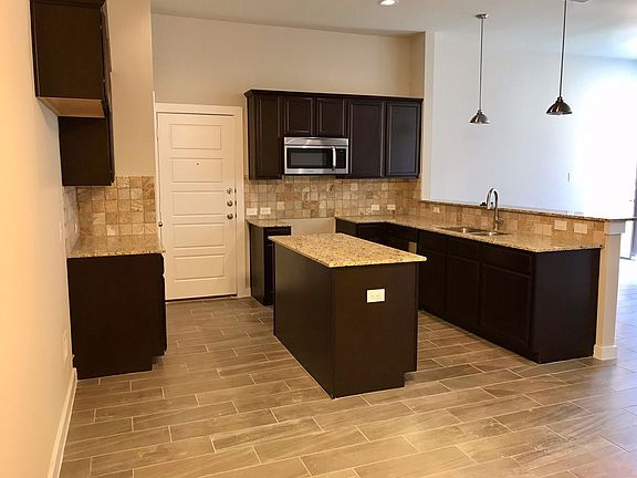 3rd image of 906 Skyview Dr