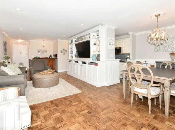 3 Birchwood Court #1L, Mineola, NY 11501