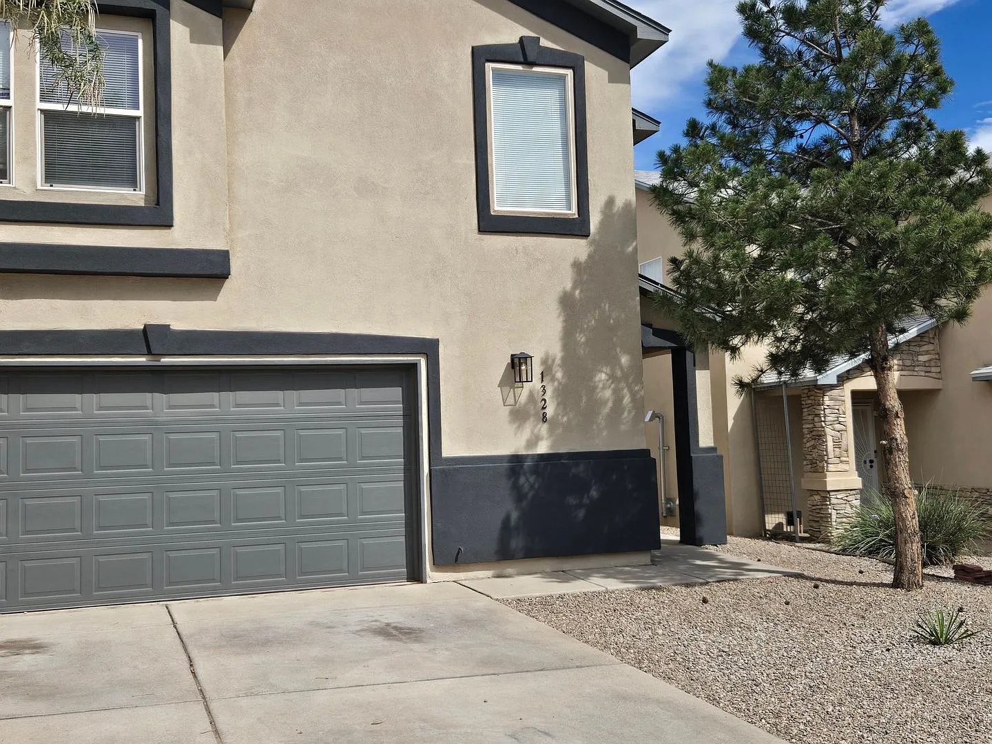 Charming, Southwest two story three bedroom! — Photo 2