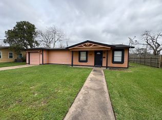 114 Forest Oaks Ln, Lake Jackson, TX 77566