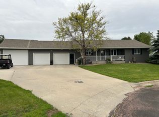 620 E 10th St, Platte, SD 57369