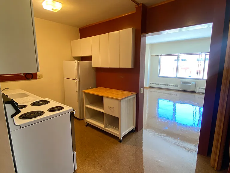 111 West Wilson — Photo 4