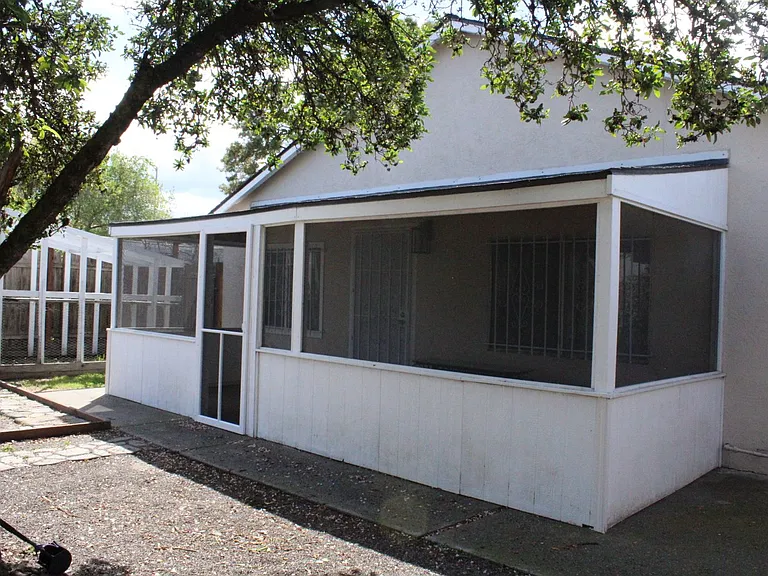 135 Poinsettia Ave — Photo 3