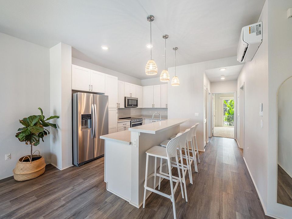 LIKE NEW in excellent condition! Barstools included with rental.