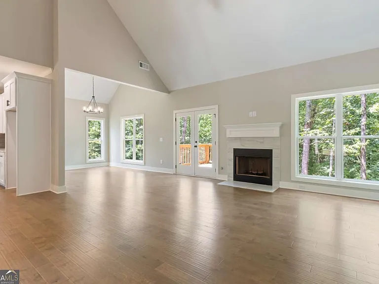 380 Ansley Dr — Photo 5