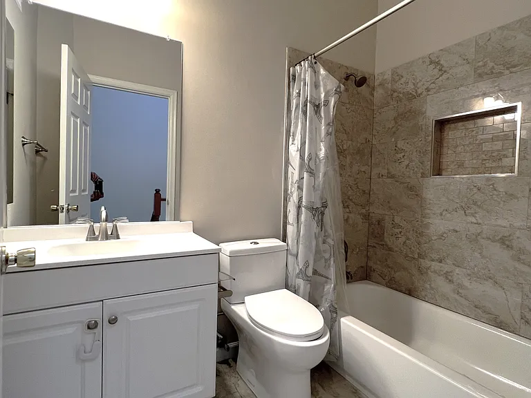 Guest bathroom (bathtub)