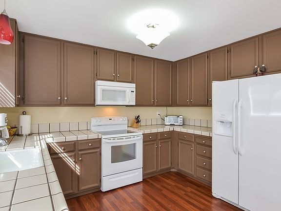 4th image of 446 Pine Ave