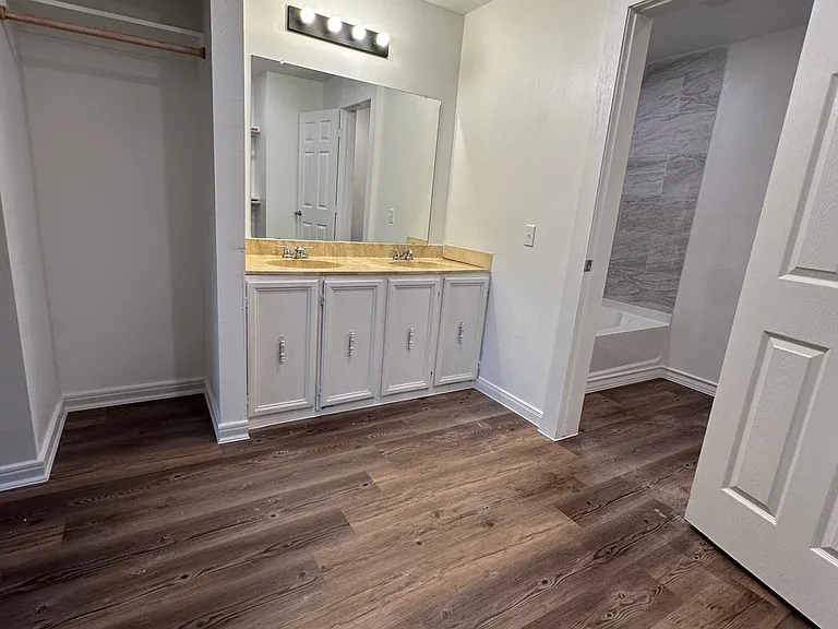 1306 Fair Oaks Dr — Photo 2