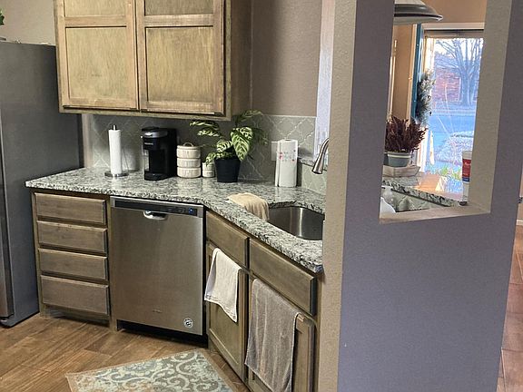 Kitchen with breakfast bar