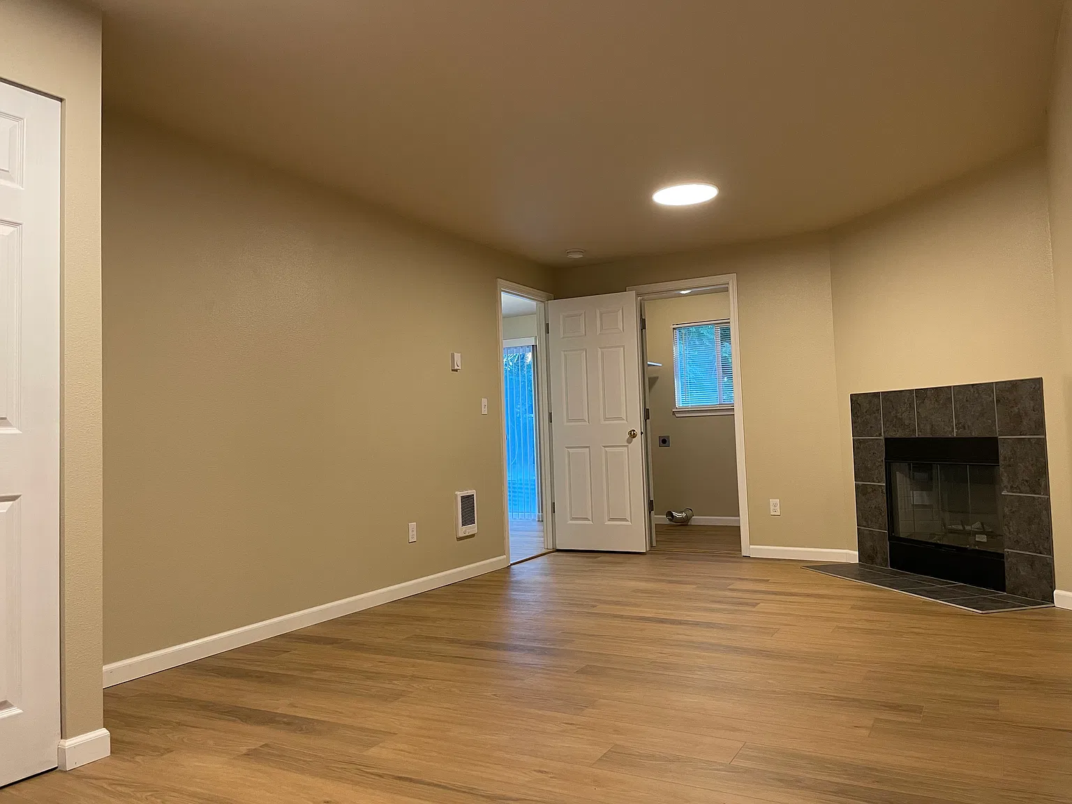 3 bed, 1104 sqft, $2,300 — Photo 4