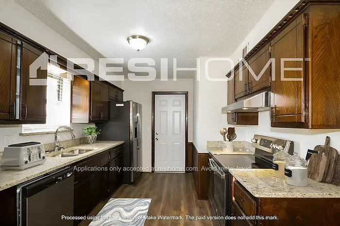 916 NW 9th St — Photo 2