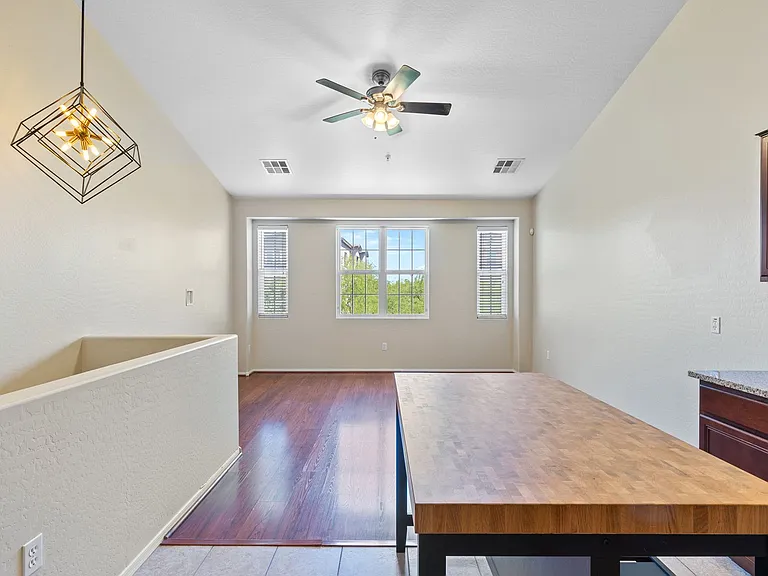 2256 E Huntington Dr — Photo 14