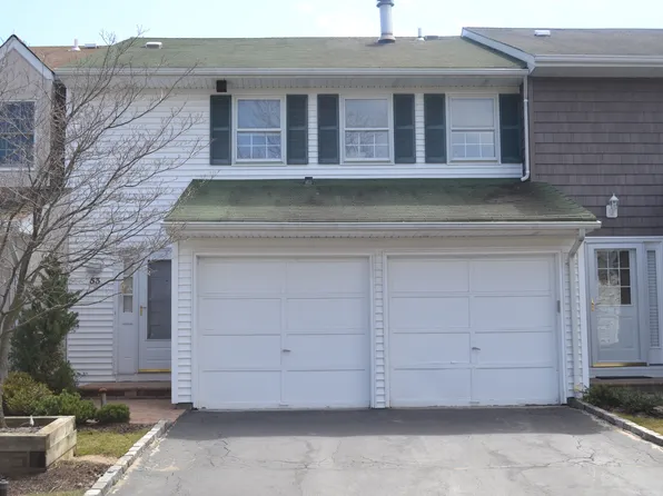 53 Holiday Dr, Woodbury, NY 11797