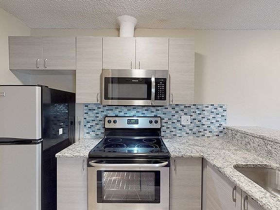 3rd image of 980 S Dexter St APT 10