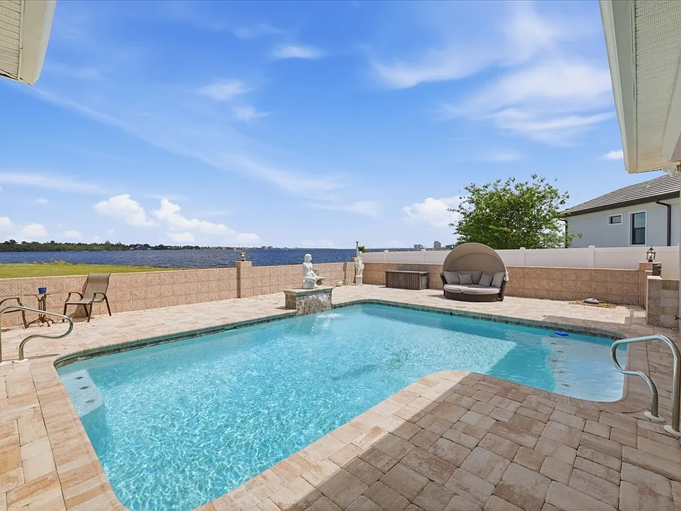 2371 Coral Point Dr